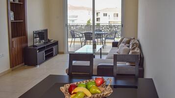 Appartement | Woonruimte | Een 32-inch flatscreentelevisie met kabelzenders en televisie