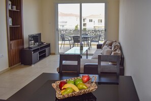 Appartamento | Area soggiorno | TV a schermo piatto 32 pollici con canali via cavo, TV