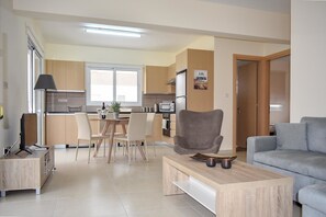 Appartamento | Area soggiorno | TV a schermo piatto 32 pollici con canali via cavo, TV