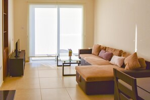 Appartamento | Area soggiorno | TV a schermo piatto 32 pollici con canali via cavo, TV