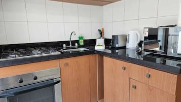 Apartamento superior, 2 habitaciones | Cocina privada | Frigorífico, microondas, horno y placa de cocina