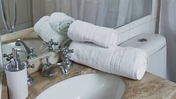 Apartemen, 1 Tempat Tidur Double, Bebas Asap Rokok | Kamar mandi | Shower, perlengkapan mandi gratis, pengering rambut, dan handuk