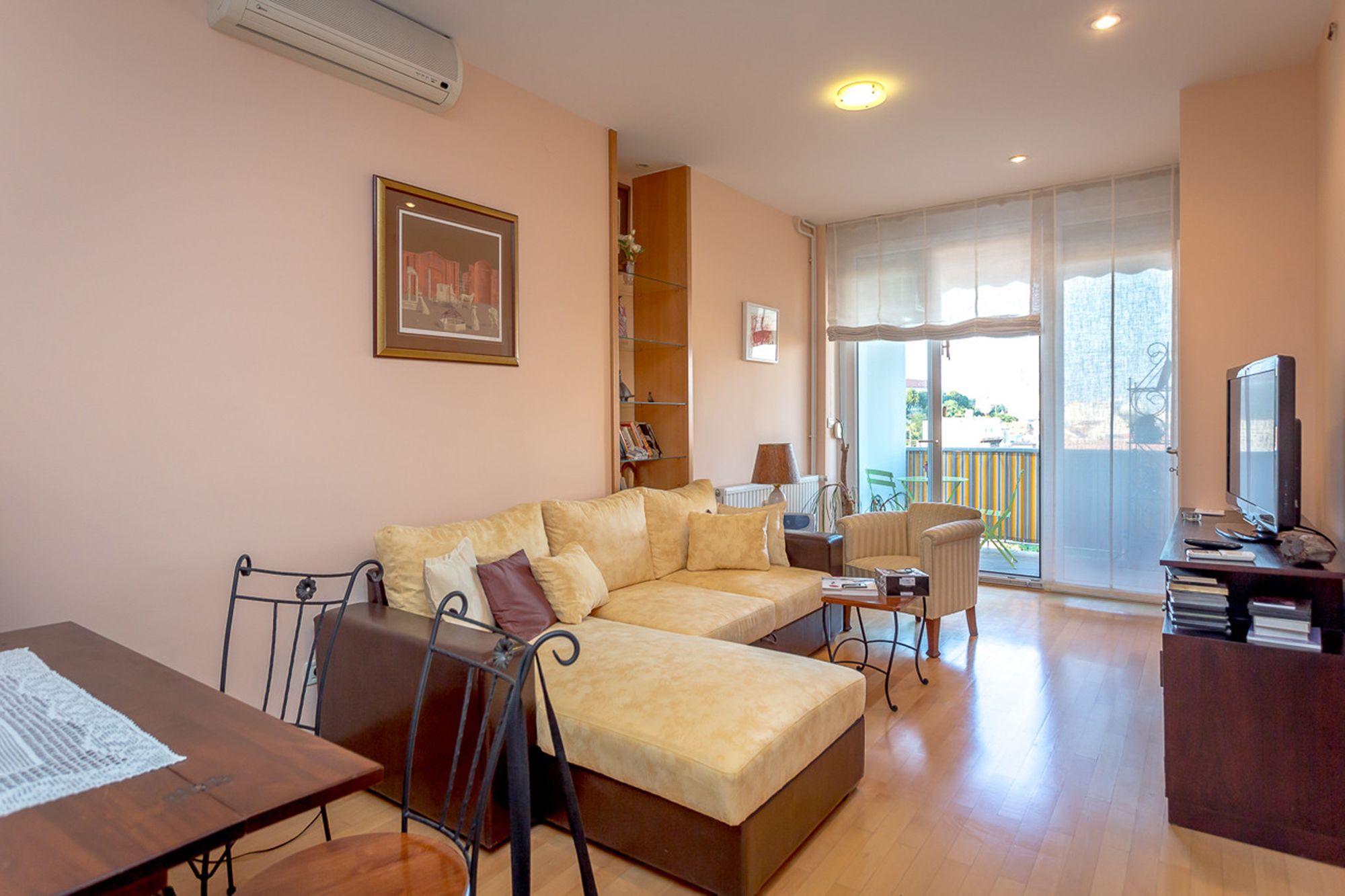 Apartment, Balkon, Stadtblick | Wohnzimmer | Flachbildfernseher