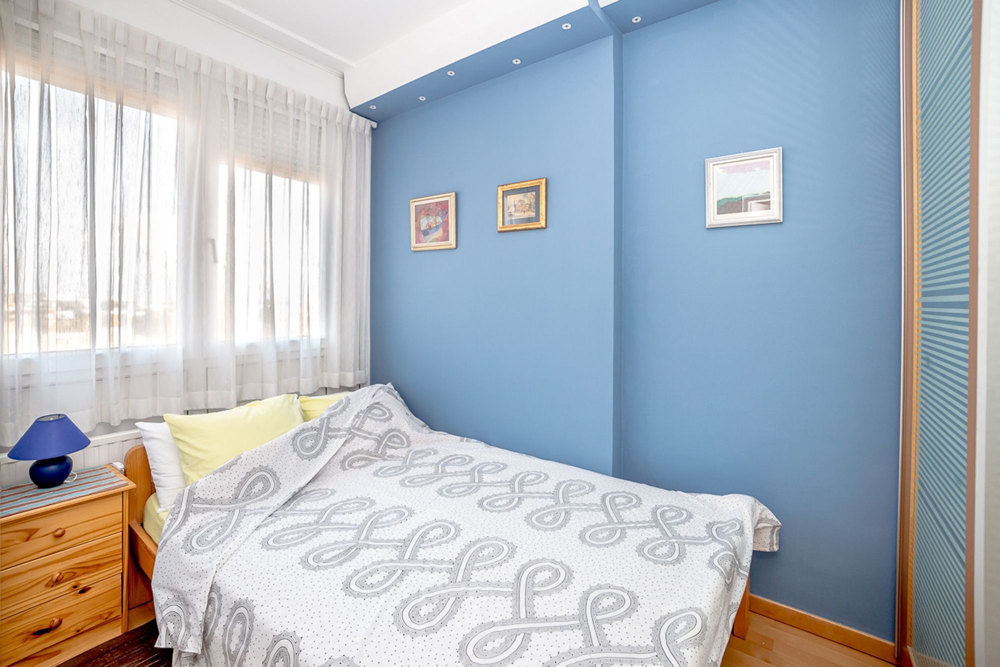Appartamento, balcone, vista città | Lenzuola Frette, biancheria da letto di alta qualità, una scrivania