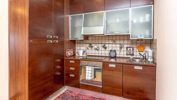Apartment, Balkon, Stadtblick | Eigene Küche | Großer Kühlschrank, Mikrowelle, Ofen, Herdplatte