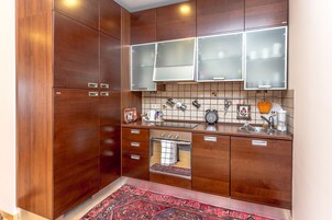 Refrigerador con freezer, microondas, horno, placa de cocina