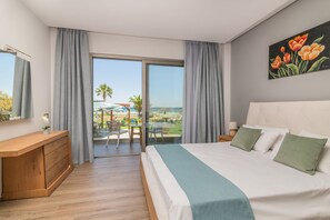 Superior studio suite, uitzicht op zee | Een kluis op de kamer, gratis wifi, beddengoed
