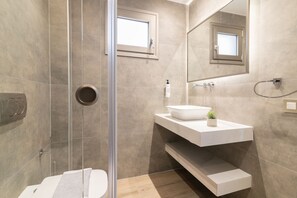 Superior studio suite, uitzicht op zee | Badkamer | Gratis toiletartikelen, een haardroger, handdoeken