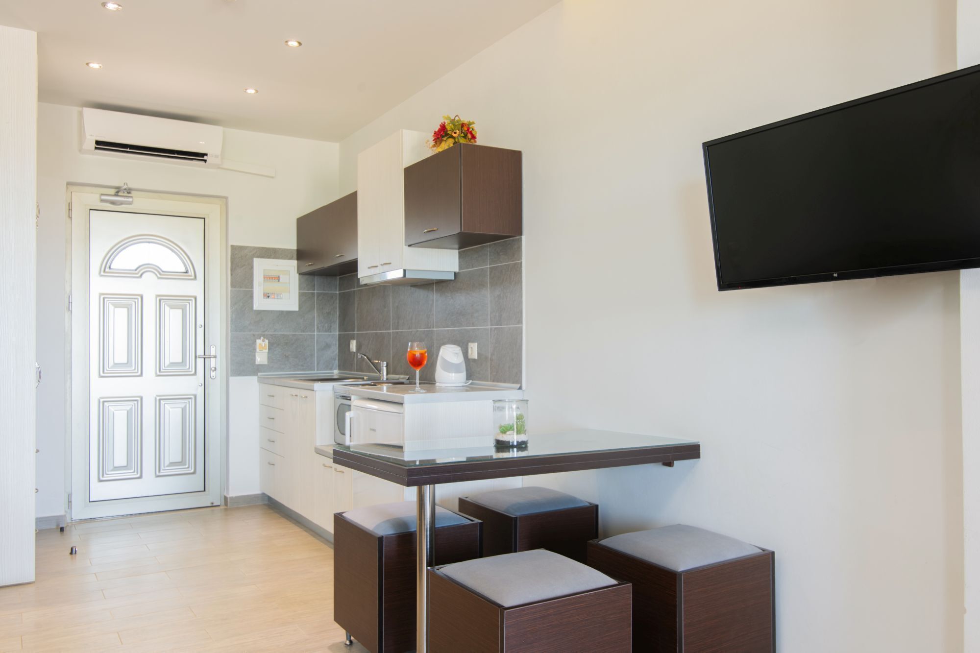 Superior Studio Suite, Sea View | Private kitchenette | Mini-fridge, electric kettle