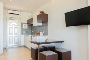 Superior Studio Suite, Sea View | Private kitchenette | Mini-fridge, electric kettle - Plaka Beach Resort (Zakynthos)