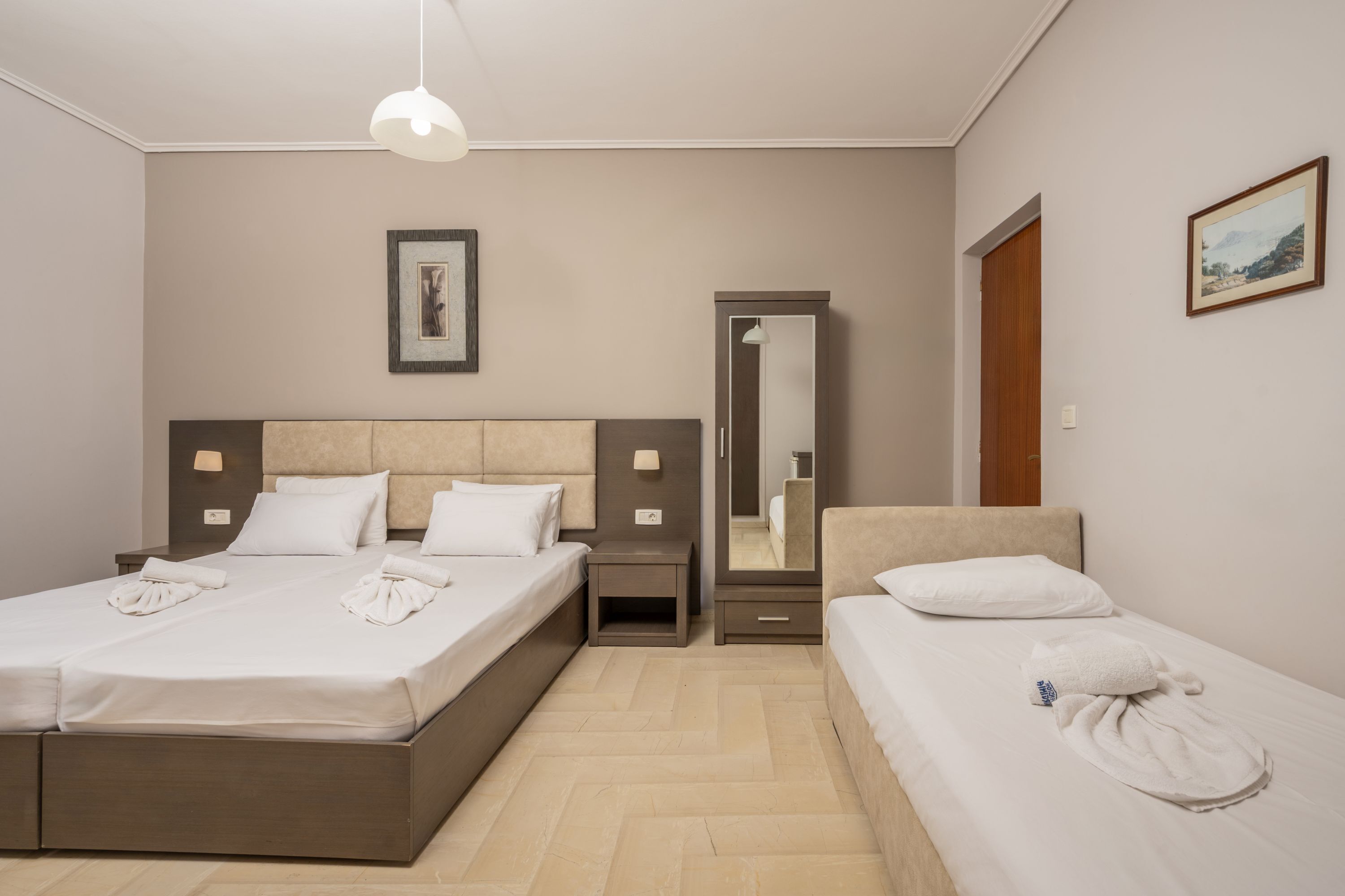 In-room safe, WiFi (free), bed sheets
