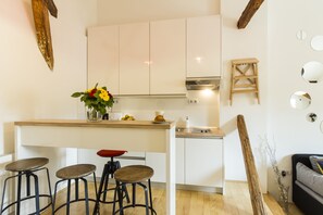 Departamento, 1 habitación | Cocina privada | Refrigerador, microondas, parrilla de estufa y cafetera y tetera 