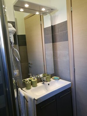 Chambre Double, balcon | Lavabo de la salle de bain