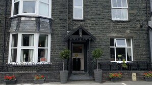 A traditional stone building with a sign reading "Peniarth-Arms-Hotel." - Peniarth Arms Hotel (Tywyn)
