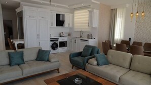Villa, 5 habitaciones | Zona de estar | Una televisión de pantalla plana