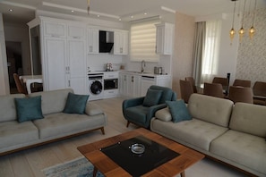 Villa, 5 Schlafzimmer | Wohnbereich | Flachbildfernseher
