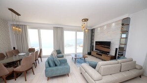 Villa, 5 habitaciones | Zona de estar | Una televisión de pantalla plana