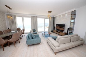 Villa, 5 Schlafzimmer | Wohnbereich | Flachbildfernseher