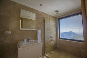 Villa, 6 chambres | Salle de bain | Douche, serviettes fournies