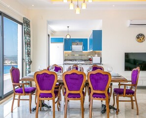 Villa, 4 chambres, non-fumeur, piscine privée | Aire de séjour | Téléviseur à écran plat