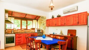 Villa - 4 soveværelser - ikke-ryger - privat pool | Privat køkken | Kaffe-/temaskine, køleskab/fryser i fuld størrelse, mikrobølgeovn, ovn