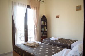 Hypo-allergenic bedding, in-room safe, individually decorated - Felia (Chania)