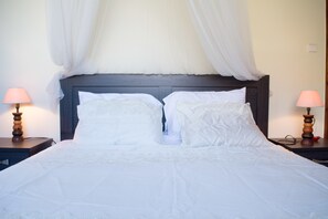 Hypo-allergenic bedding, in-room safe, individually decorated - Felia (Chania)