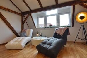 Apartamento exclusivo, 2 habitaciones | Zona de estar | Televisión de pantalla plana de 120 cm con canales digitales