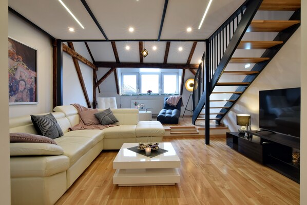 尊爵公寓, 2 間臥室 | 客廳 | 120-公分平面電視、數位頻道、電漿電視