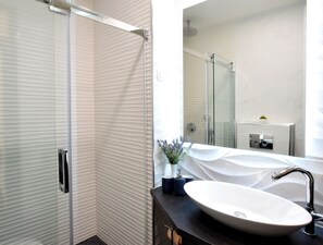 Exclusief appartement, 2 slaapkamers | Badkamer met wastafel