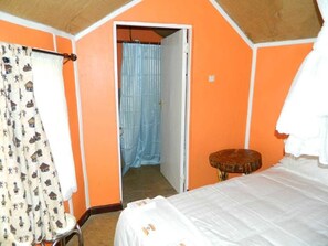 Standard Cottage | Bathroom | Shower, rainfall showerhead, free toiletries, slippers