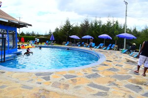 Una piscina al aire libre