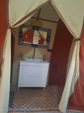 Shower, rainfall showerhead, free toiletries, towels