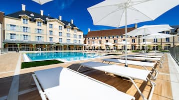 Piscine extérieure (ouverte en saison), chaises longues