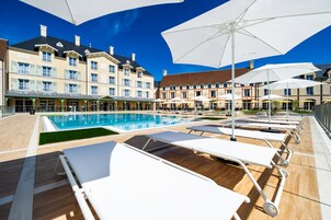 Piscine extérieure (ouverte en saison), chaises longues