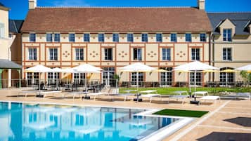 Seasonal outdoor pool, open 9:00 AM to 8:00 PM, pool loungers