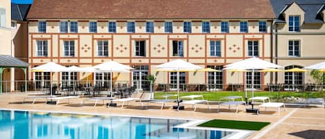 Piscine extérieure (ouverte en saison), chaises longues