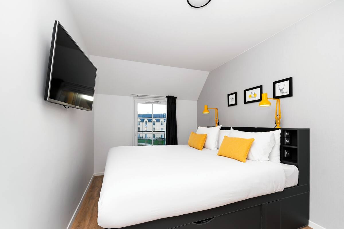 Hypo-allergenic bedding available, in-room safe, laptop workspace