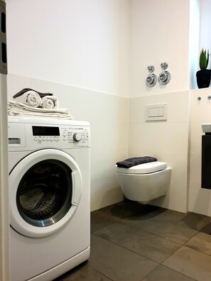 Design Apartment, Accessible, Garden View | Bathroom | Shower, hair dryer, slippers, towels - Apartment P1 in Berlin-Friedrichshain (Berlin)