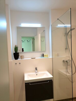 Design Apartment, Accessible, Garden View | Bathroom | Shower, hair dryer, slippers, towels - Apartment P1 in Berlin-Friedrichshain (Berlin)