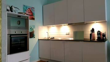 Design Apartment, Accessible, Garden View | Private kitchen | Fridge, microwave, oven, stovetop