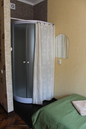 Chambre économique avec lits jumeaux, 2 lits jumeaux, non-fumeur | Douche de la salle de bain