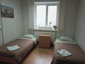 Economy-Zweibettzimmer, 2 Einzelbetten, Nichtraucher | Individuell dekoriert, Verdunkelungsvorhänge, Bügeleisen/Bügelbrett