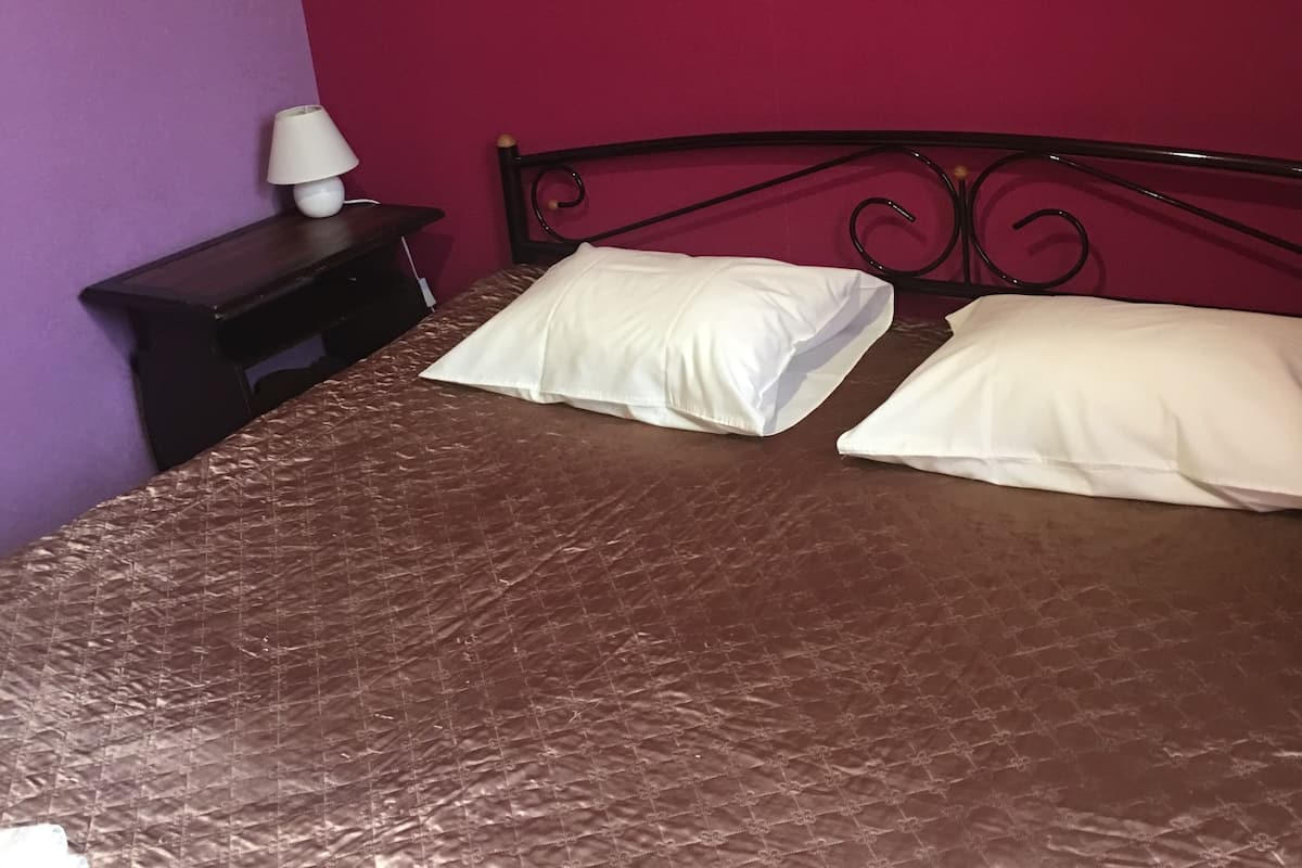 Chambre Double Standard | Décoration personnalisée, rideaux occultants, fer et planche à repasser