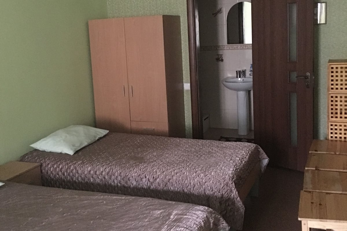 Chambre Familiale (5 guests) | Décoration personnalisée, rideaux occultants, fer et planche à repasser