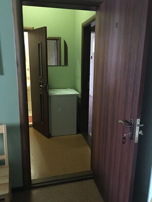 Economy Triple Room, Shared Bathroom | Bathroom