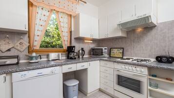 Appartement Exclusif, vue mer (Vista Bay Opatija 1) | Cuisine privée | Réfrigérateur, micro-ondes, four, plaque de cuisson