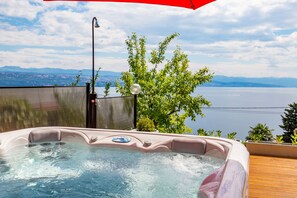 A hot tub with a view of a lake and mountains. - Vista Bay Apartments Opatija (Opatija)