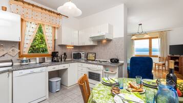 Appartement Exclusif, vue mer (Vista Bay Opatija 1) | Cuisine privée | Réfrigérateur, micro-ondes, four, plaque de cuisson
