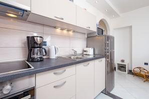 Appartement Exclusif, vue mer (Vista Bay Opatija 3) | Cuisine privée | Réfrigérateur, micro-ondes, four, plaque de cuisson
